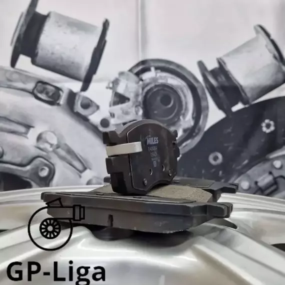Колодки передние для HYUNDAI I20, KIA RIO 2 - (Смесь Low-Metallic) E400064 хендай ай20 киа рио 2 accent 3 акцент